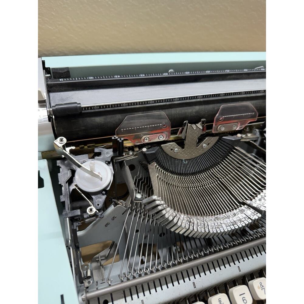 We R Memory Keepers Typewriter Typecast - Mint- Needs Ink Ribbon- Works great! - Picture 5 of 8
